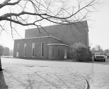 880490 Gezicht op een zijgevel van de aula van de 3e Algemene Begraafplaats Tolsteeg (Opaalweg) te Utrecht.